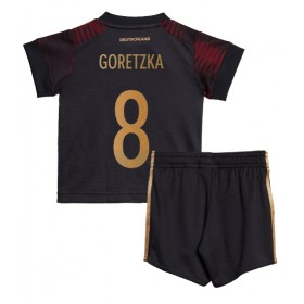 Baby Fußballbekleidung Deutschland Leon Goretzka #8 Auswärtstrikot WM 2022 Kurzarm (+ kurze hosen)